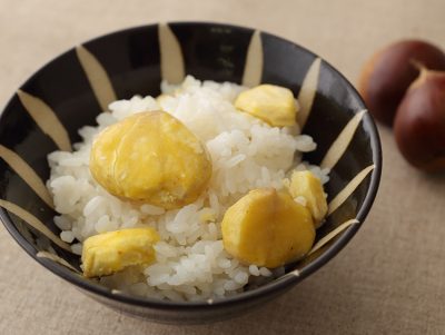 調味料は塩だけ！ 炊飯器で炊く「栗ご飯」プロの簡単レシピ（3合）。皮のむき方、米の研ぎ方も解説 | 三越伊勢丹の食メディア | FOODIE