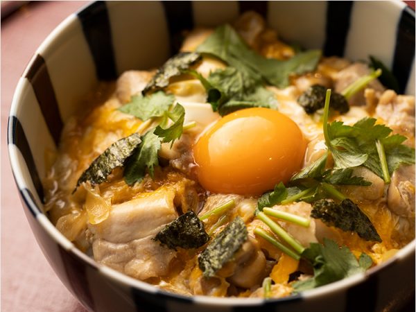 【プロ直伝】親子丼の作り方。とろ〜り仕上げるコツは卵を混ぜないこと！ | 三越伊勢丹の食メディア | FOODIE（フーディー）