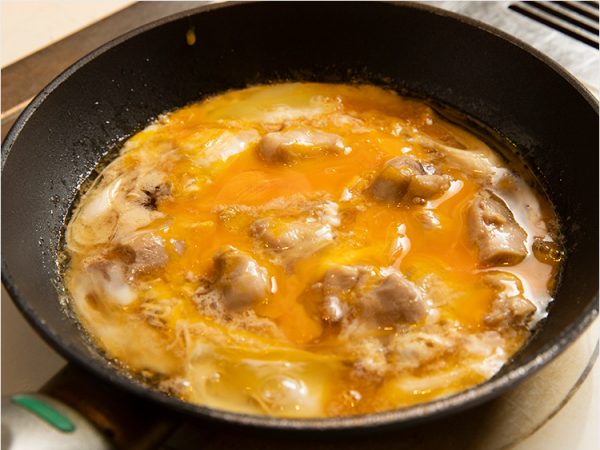 【プロ直伝】親子丼の作り方。とろ〜り仕上げるコツは卵を混ぜないこと！ | 三越伊勢丹の食メディア | FOODIE（フーディー）