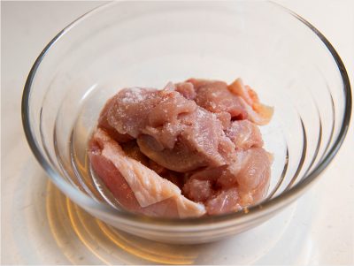 【プロ直伝】親子丼の作り方。とろ〜り仕上げるコツは卵を混ぜないこと！ | 三越伊勢丹の食メディア | FOODIE（フーディー）