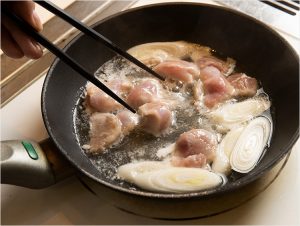 【プロ直伝】親子丼の作り方。とろ〜り仕上げるコツは卵を混ぜないこと！ | 三越伊勢丹の食メディア | FOODIE（フーディー）