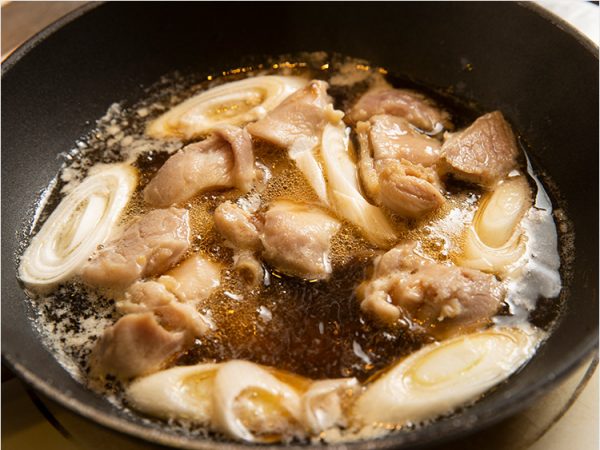 【プロ直伝】親子丼の作り方。とろ〜り仕上げるコツは卵を混ぜないこと！ | 三越伊勢丹の食メディア | FOODIE（フーディー）