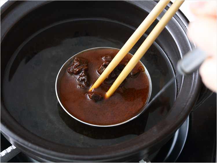 豆味噌は固いので、溶きづらい場合は、ボウルなどに味噌を入れ、温かいだし汁を少量加えて泡立て器などで溶きのばしてから加えてもよい。