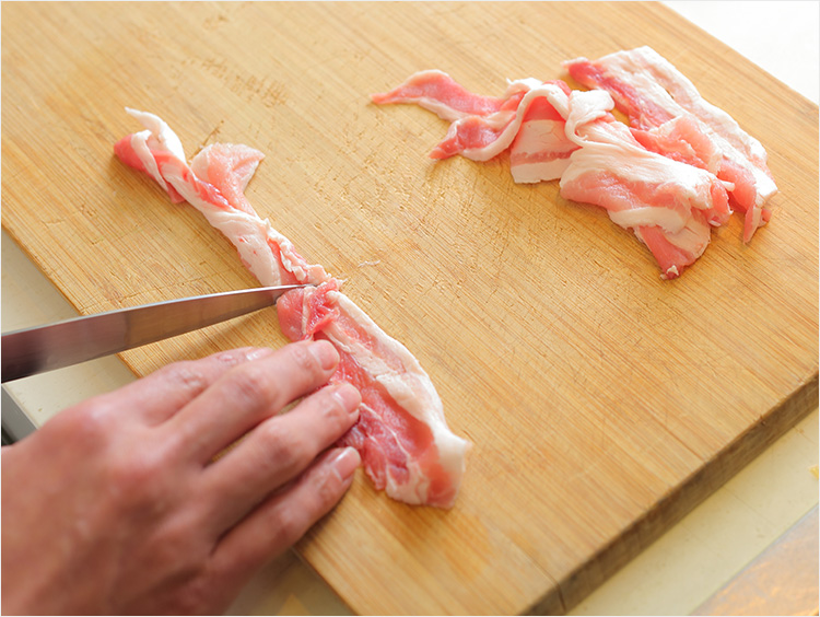 豚バラ肉を切っているところ