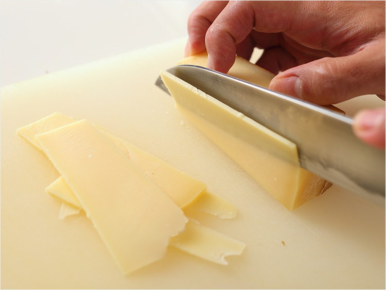 セミハードチーズを切っているところ