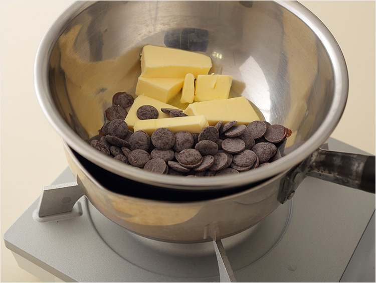 チョコレートとバターを溶かしているところ