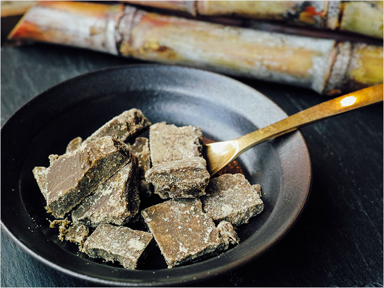 沖縄のサトウキビで作った純黒糖のイメージ