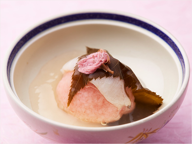 ＜京料理 美濃吉＞天然鯛の桜蒸し