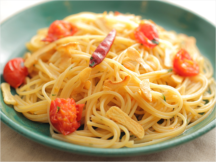 トマトを加えたペペロンチーノの写真