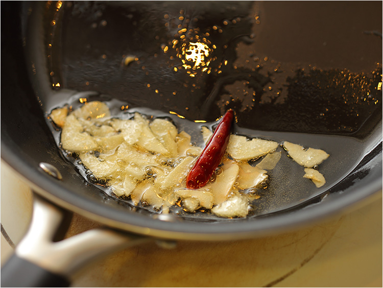 にんにくと唐辛子の香りと味をオイルに移しているイメージ 