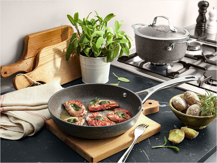 ＜バッラリーニ＞サリーナ フライパン 24cmの調理イメージ