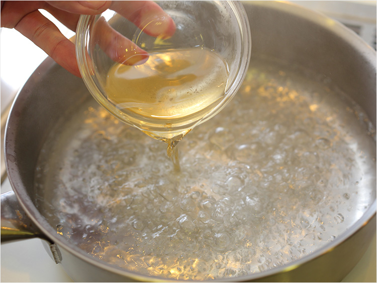 沸騰した湯に酢を加えるイメージ