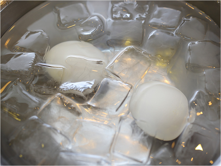 でき上がった温泉卵を氷水で冷やすイメージ