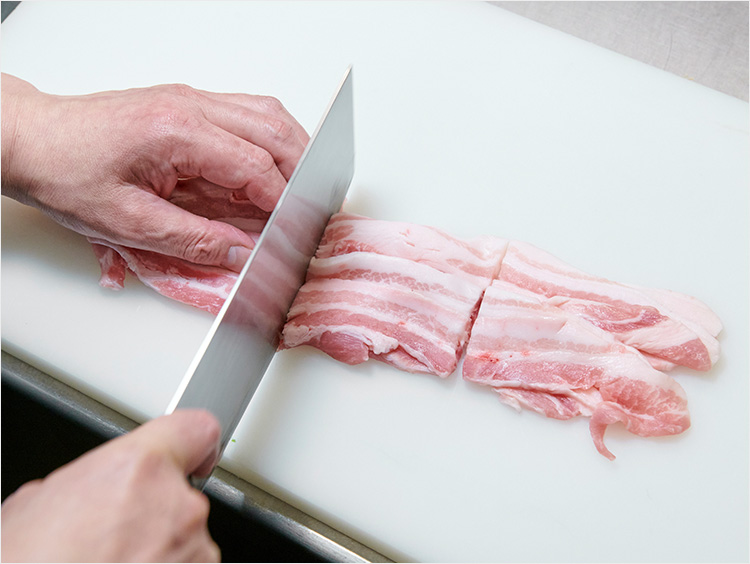 豚肉を切っているところ
