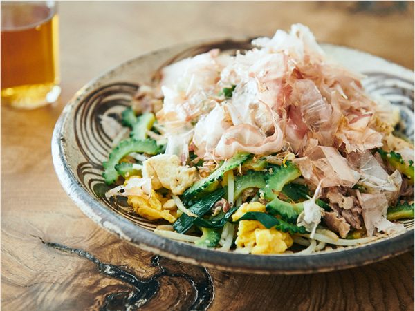 豆腐がべちゃっとしない！ ゴーヤチャンプルーの人気レシピ。塩こしょう、醤油だけで簡単 | 三越伊勢丹の食メディア | FOODIE（フーディー）