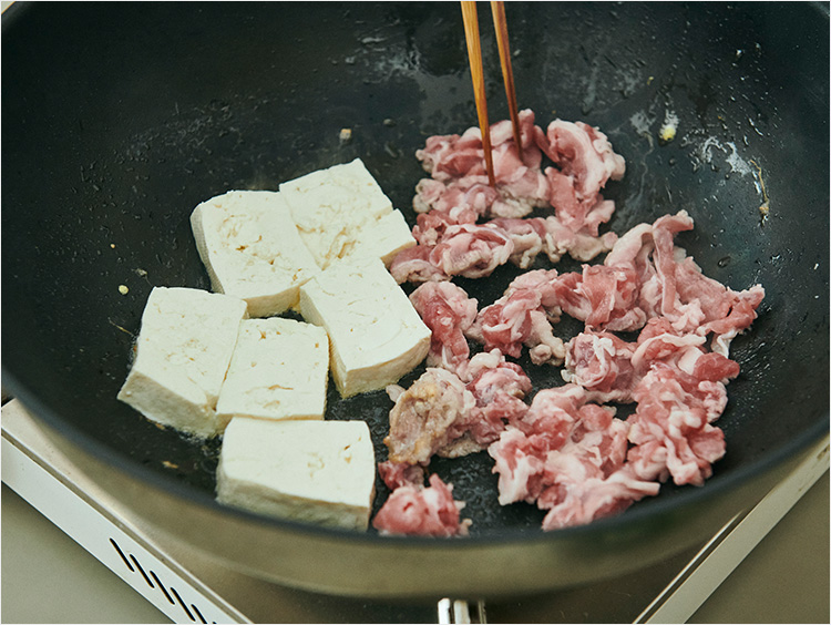 豆腐と豚肉を炒めているところ