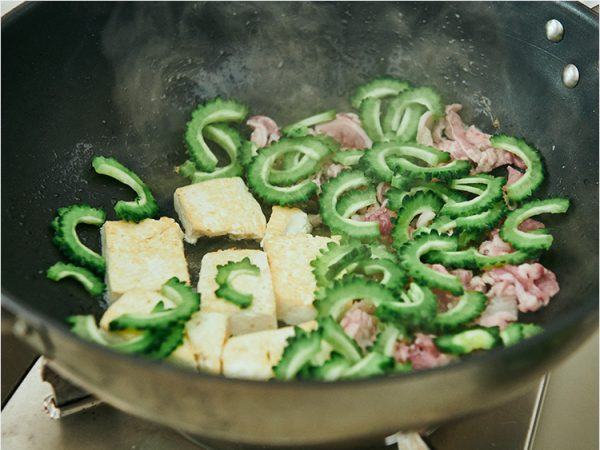 豆腐がべちゃっとしない！ ゴーヤチャンプルーの人気レシピ。塩こしょう、醤油だけで簡単 | 三越伊勢丹の食メディア | FOODIE（フーディー）