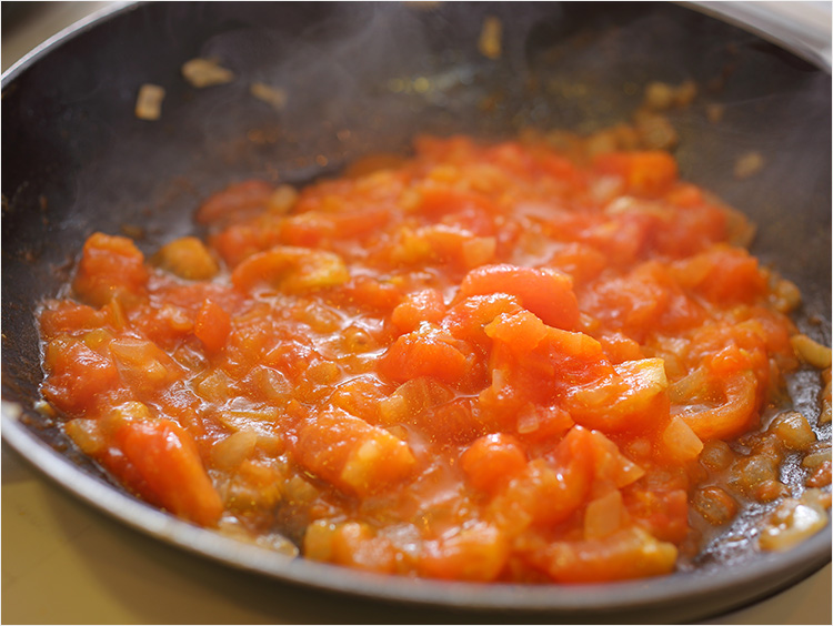 玉ねぎ、トマトを炒めるイメージ