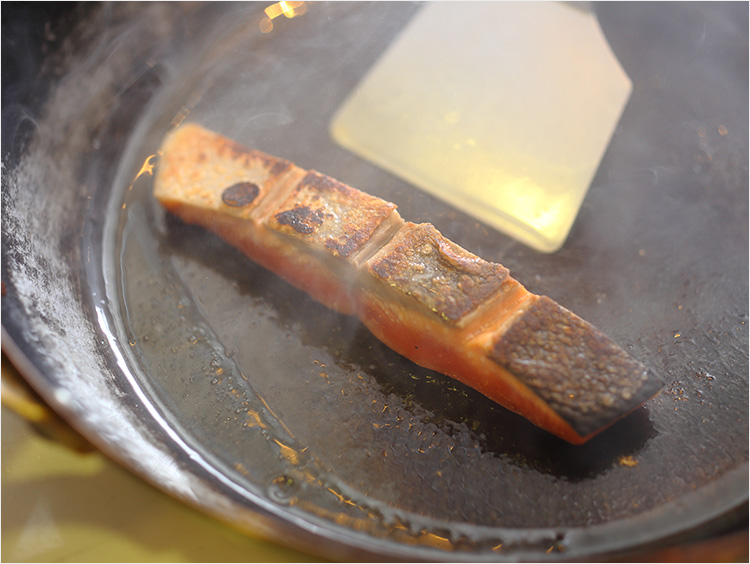 焼き目のついた鮭の皮のイメージ