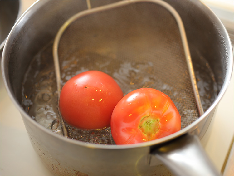 トマトを湯むきするイメージ