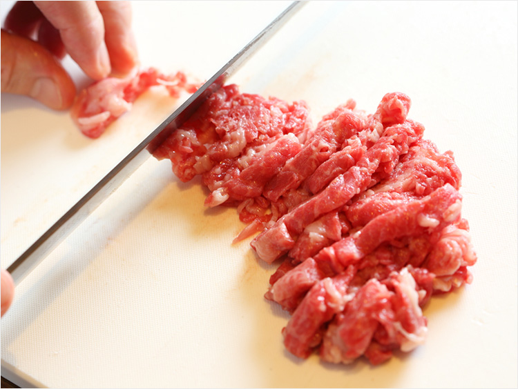 牛肉と豚肉を切るイメージ