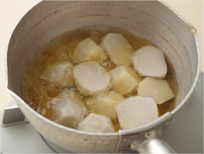 【おせちにも人気】里芋の煮物(含め煮、煮っころがし)レシピ。芋のサイズでコツに違いがあった! | 三越伊勢丹の食メディア | FOODIE ...
