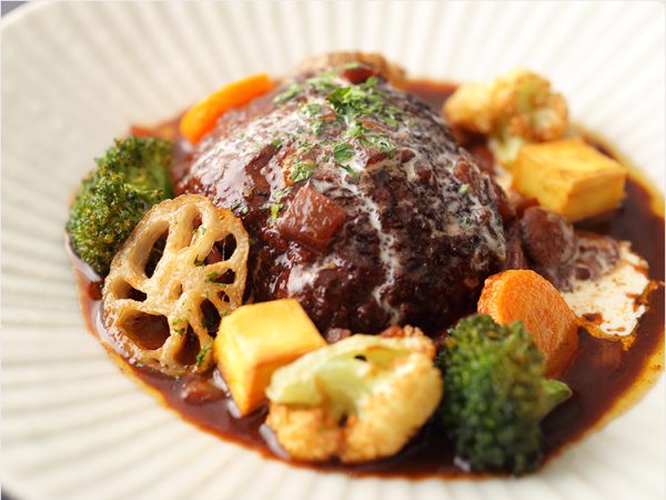 【シェフ直伝】生焼けの失敗なし! 肉汁ジュワーな煮込みハンバーグのレシピ。デミ缶不要でプロの味 | 三越伊勢丹の食メディア | FOODIE ...