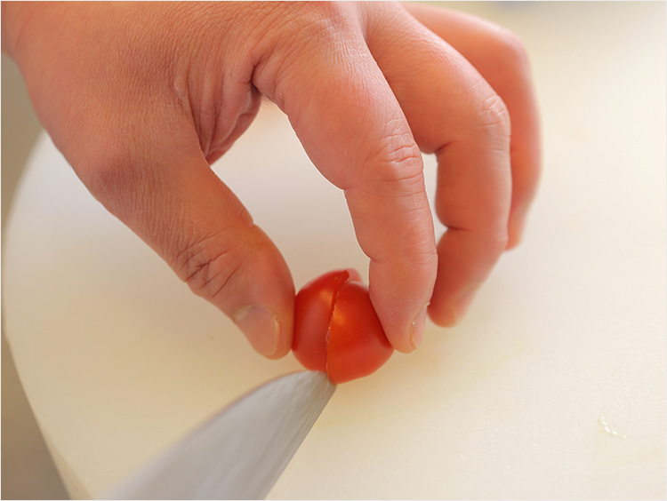トマトを切っているイメージ