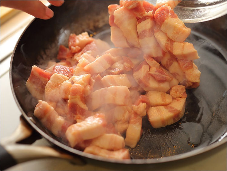 フライパンに油を熱して、豚肉を入れるイメージ