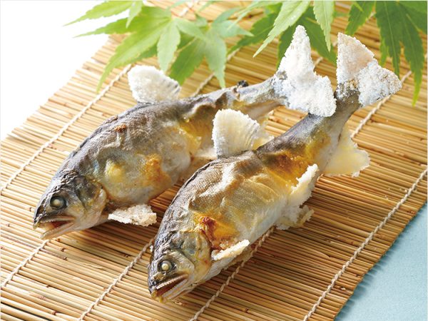 鮎の旬はいつ？ 産地・解禁時期とは？ おすすめの食べ方、鮎の塩焼き、甘露煮… | 三越伊勢丹の食メディア | FOODIE（フーディー）