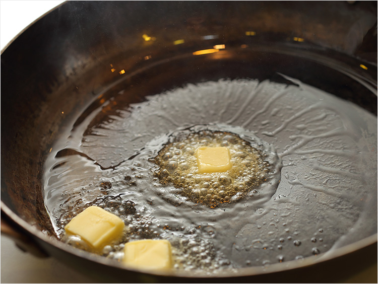 サラダ油とバターを熱するイメージ