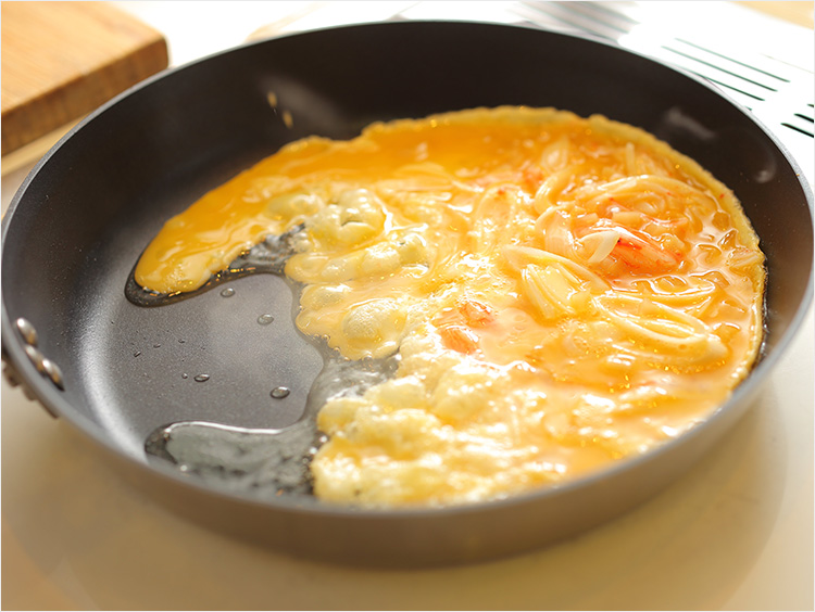 卵液をフライパンに広げるイメージ