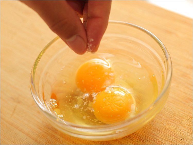 卵に塩を加えるイメージ