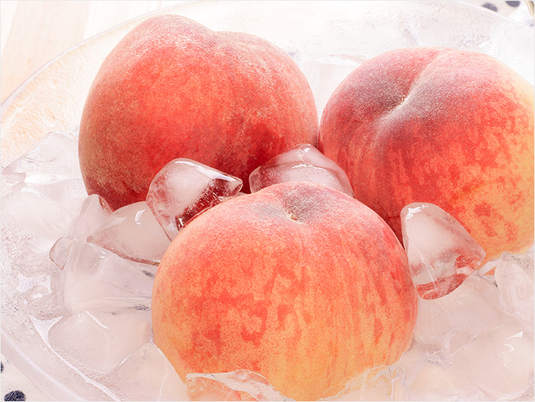 桃を氷で冷やしているイメージ