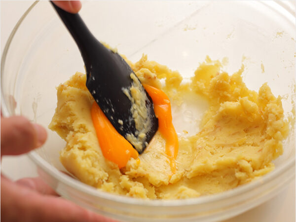 【シェフ直伝】しっとり濃厚スイートポテトの簡単レシピ。砂糖なし、裏ごし不要！ | 三越伊勢丹の食メディア | FOODIE（フーディー）