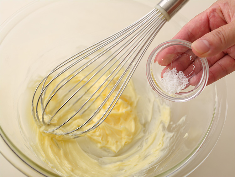 バターに塩を加えているところ