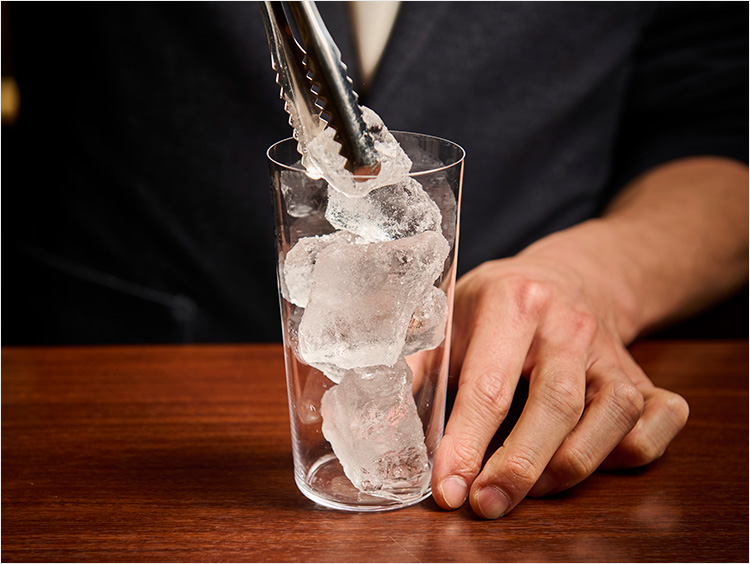 グラスに氷を入れるイメージ