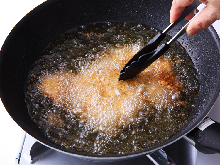 鶏肉を油に沈めるイメージ