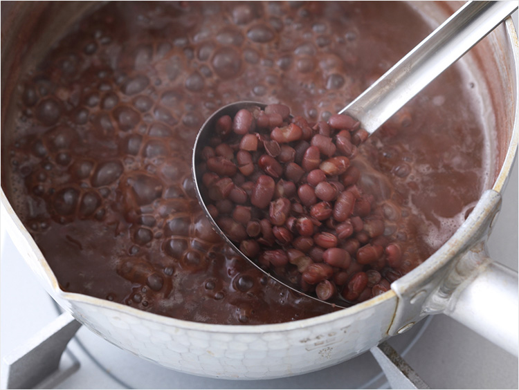 小豆のゆで上がりをチェックするイメージ