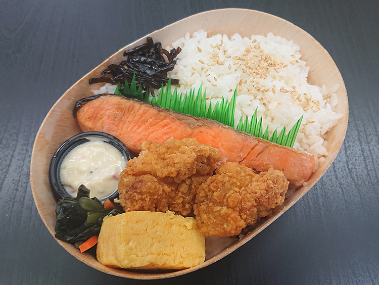 <築地なが田>大山どりのチキン南蛮と銀鮭塩焼弁当