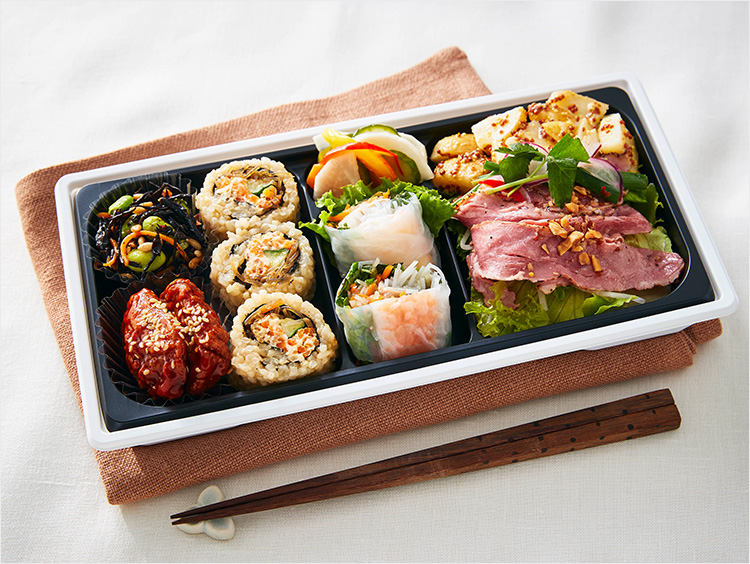 <RF1>玄米ロール入り30品目のSalad bento
