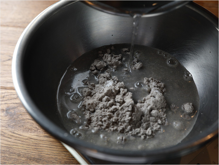 マサ粉にぬるま湯を加える
