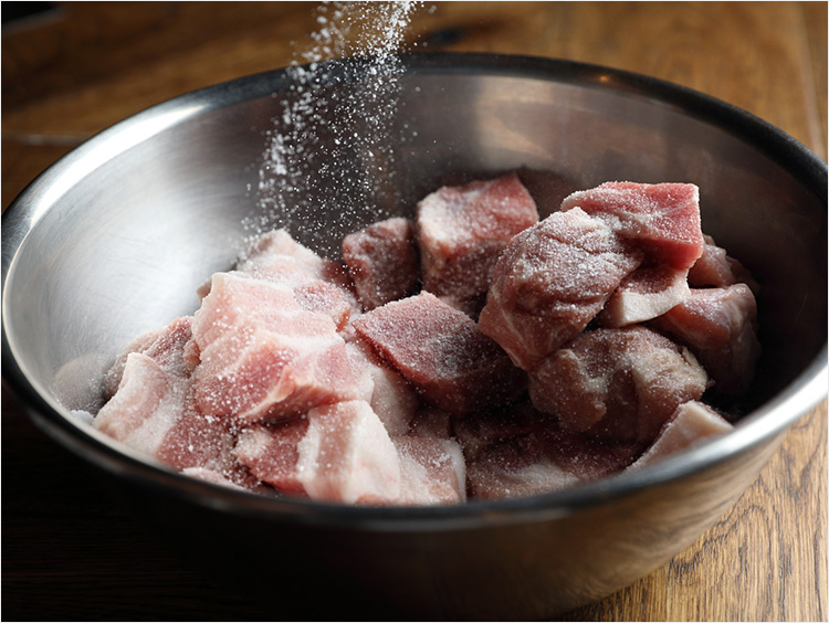 豚肉に塩をする