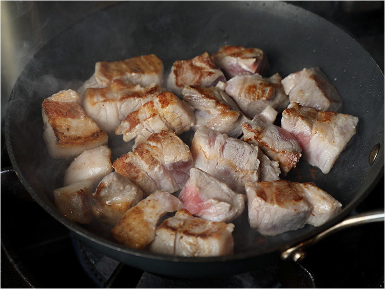 豚肉の表面を焼く