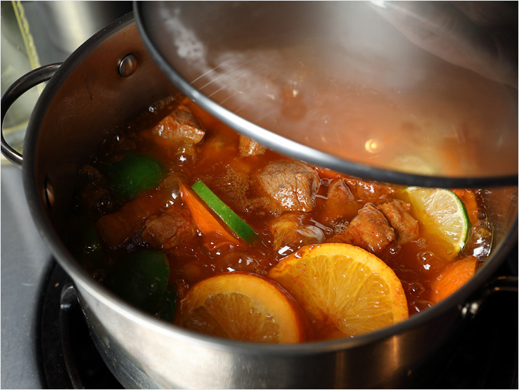 豚肉をラードで煮込む