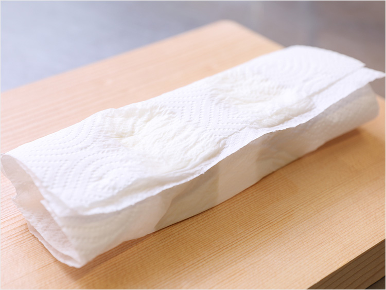 豆腐をペーパーで包むイメージ