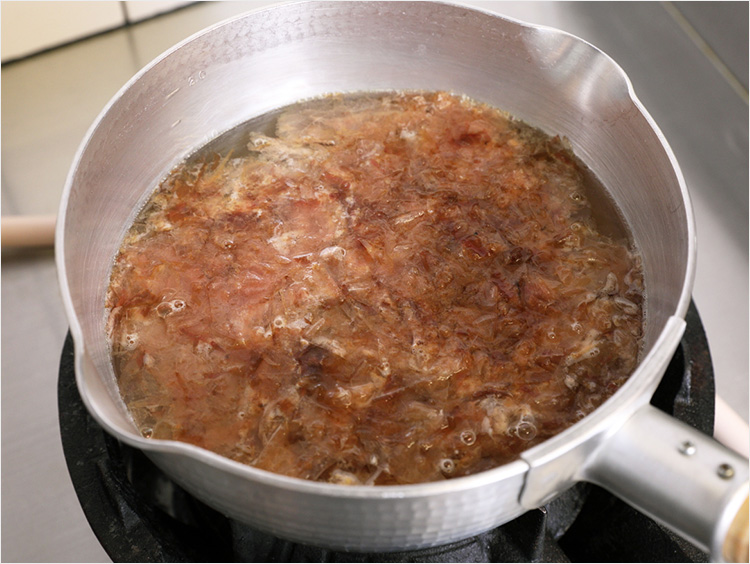 鰹節が沈むのを待つイメージ