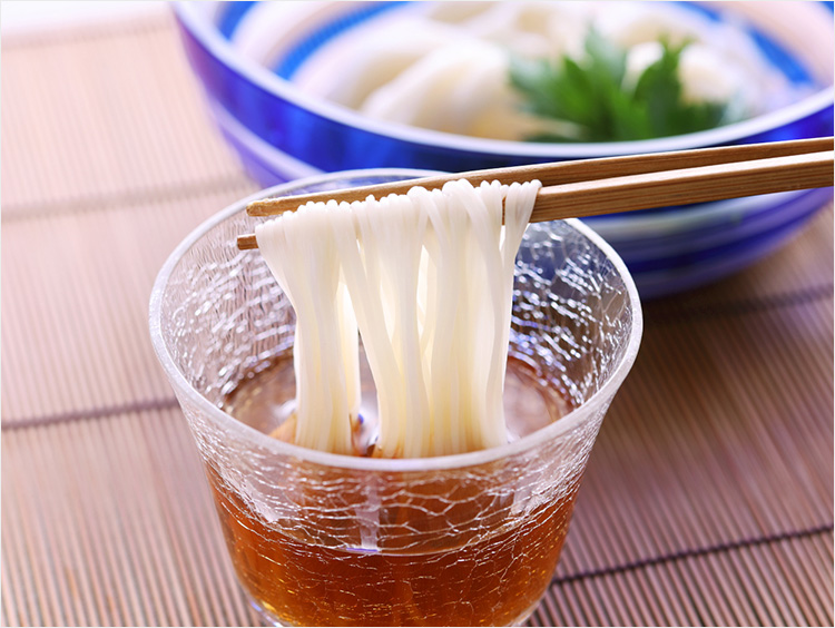 そうめんを箸で持ち上げるイメージ