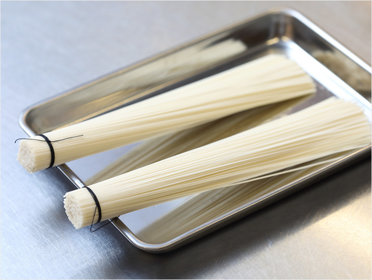 縛ったそうめんのイメージ