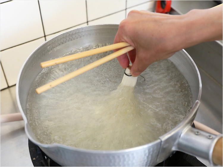 麺を入れて広げるイメージ